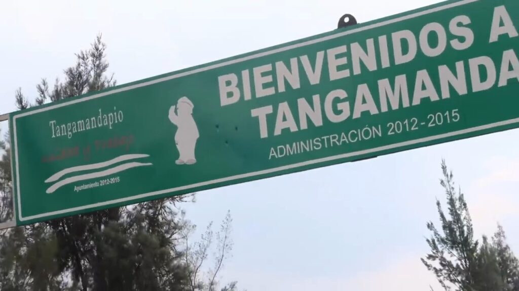 Placa na entrada da cidade: Bem-vindos a Tangamandapio!