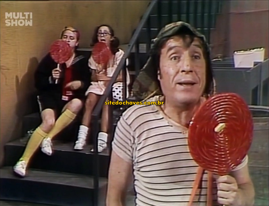 Chaves, Quico e Chiquinha com os pirulitos dados pela Dona Clotilde no episódio A casa da Bruxa do 71