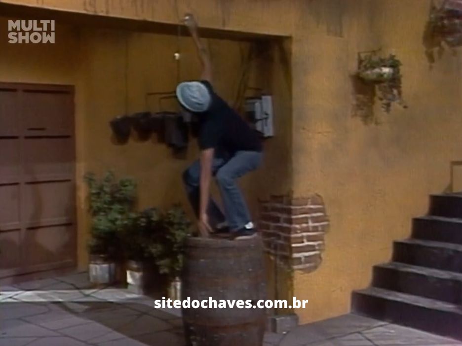 Seu Madruga sobe no fundo do Barril do Chaves no episódio É duro ser eletricista