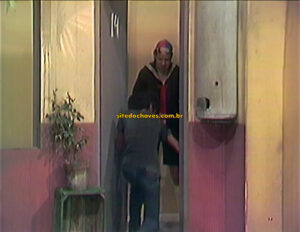 Seu Madruga busca o chapéu dentro da casa do Quico no episódio da chirimoia, de 1973