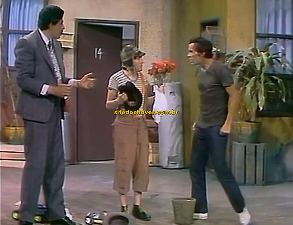 Professor Girafales, Chaves e Seu Madruga no episódio da troca de chapéus