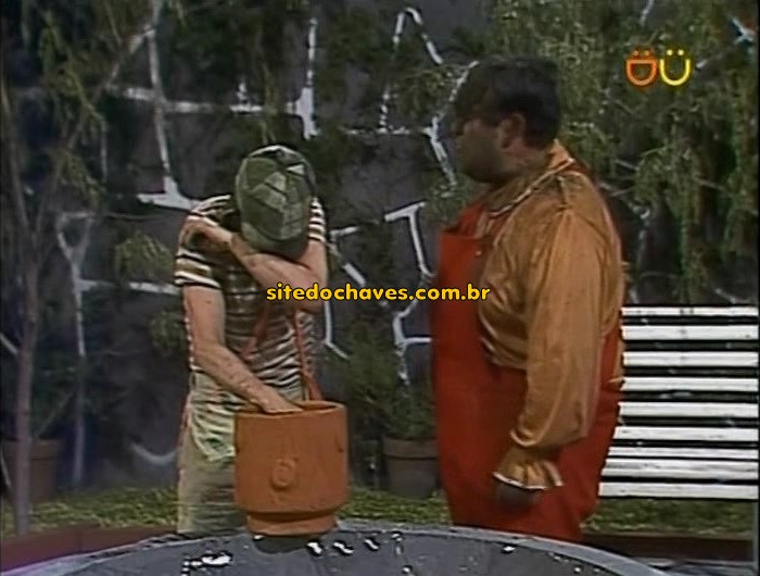 Chaves ri da cara do Nhonho com terra no episódio das carambolas de 1980