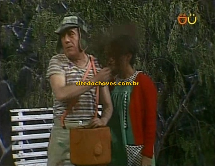 Chaves acerta a cara da Chiquinha com terra no episódio das carambolas de 1980