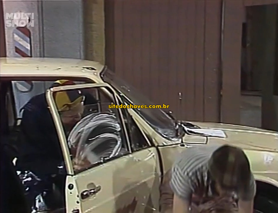 Quico e Chaves lavam a Brasília do Seu Barriga nos bastidores no episódio Lavagem completa