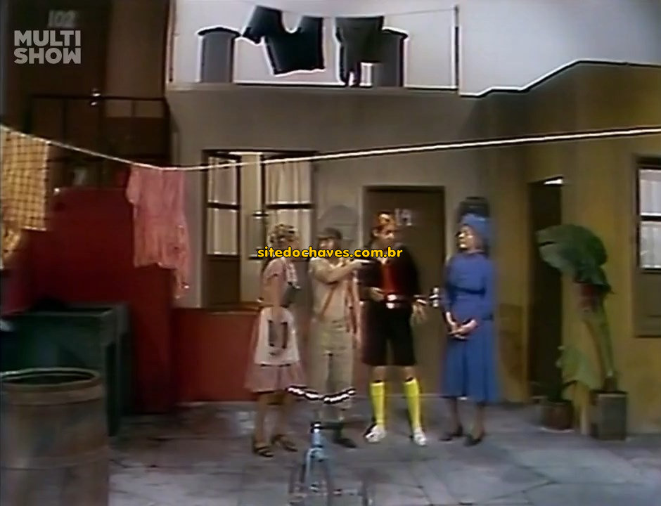 Varal com roupas e duas chaminés aparecem em cima da casa da Dona Florinda no episódio do mal-entendido