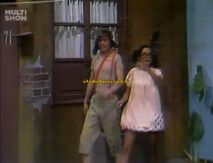 Chiquinha aparece no corredor com o Chaves no episódio o belo adormecido