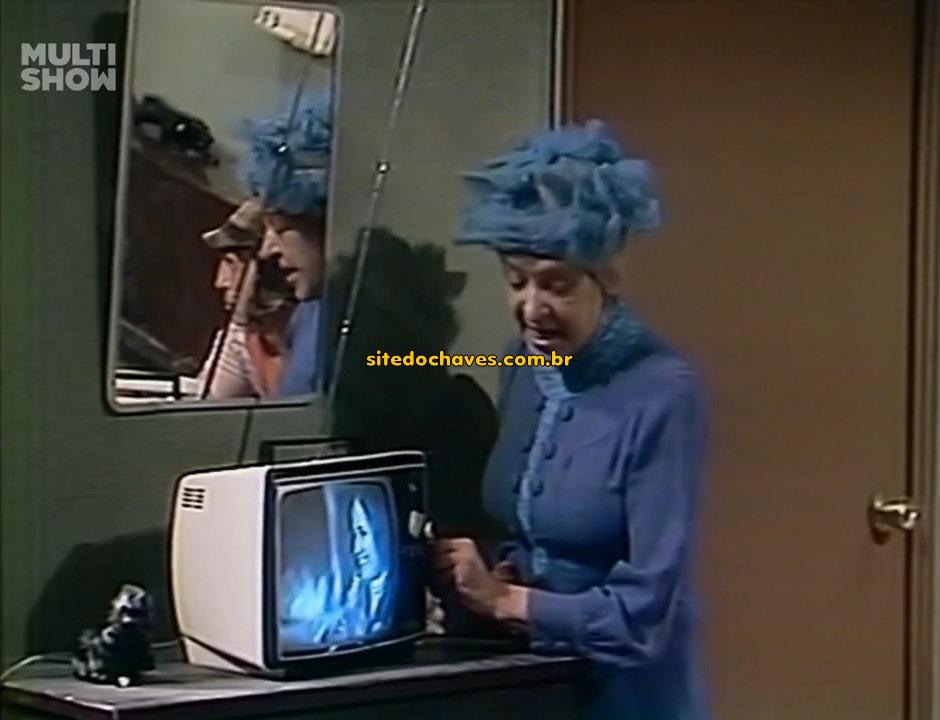 Dona Clotilde desligando a televisão no episódio do filme de terror