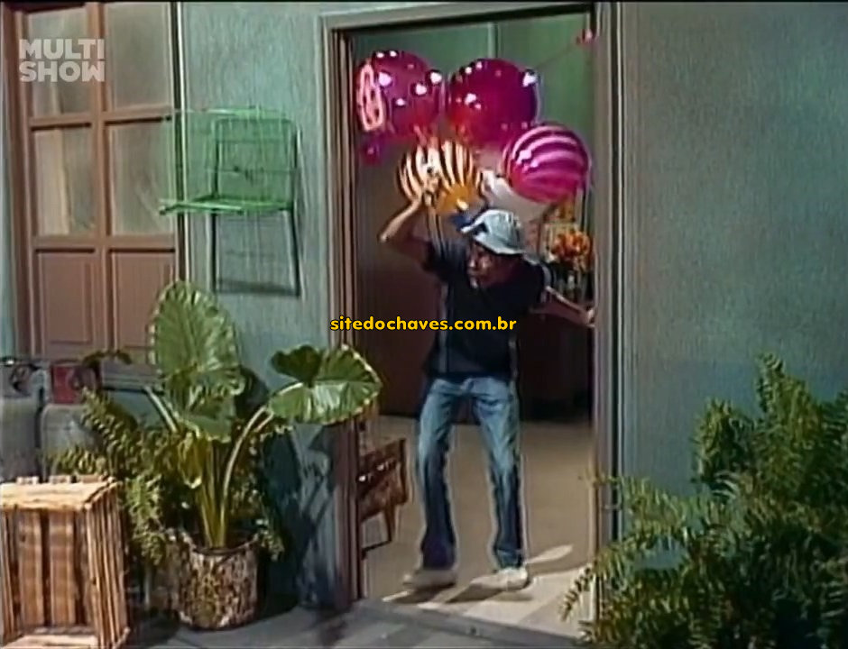 Seu Madruga saindo com os balões