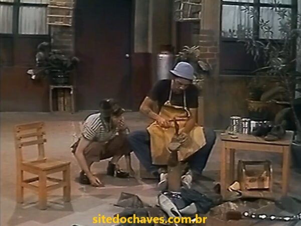 Chaves observa o Seu Madruga trabalhando como sapateiro em 1973