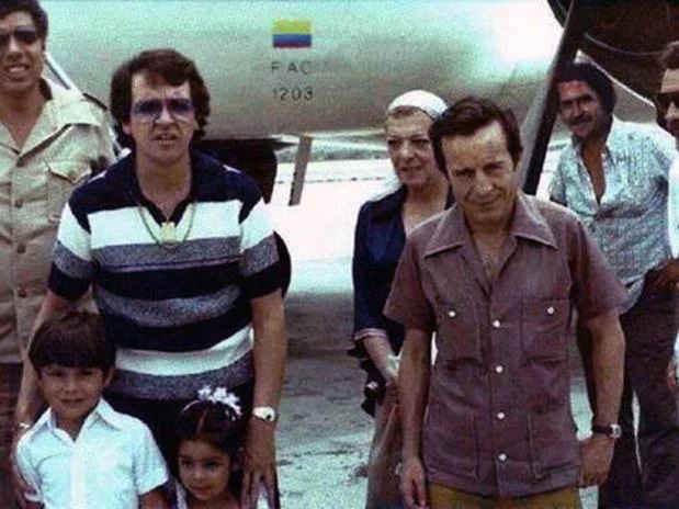 Foto do elenco do Chaves com Pablo Escobar