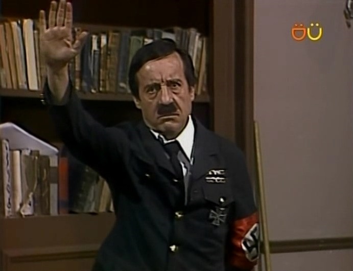 Chespirito interpretando Adolf Hitler